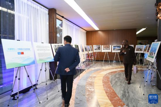 　　9月25日，嘉宾在位于瑞士日内瓦的世界知识产权组织总部大厅参观“大道同行——中国倡议与全球贡献”图片展。新华社记者 连漪 摄