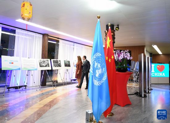 　　9月25日，嘉宾在位于瑞士日内瓦的世界知识产权组织总部大厅参观“大道同行——中国倡议与全球贡献”图片展。新华社记者 连漪 摄