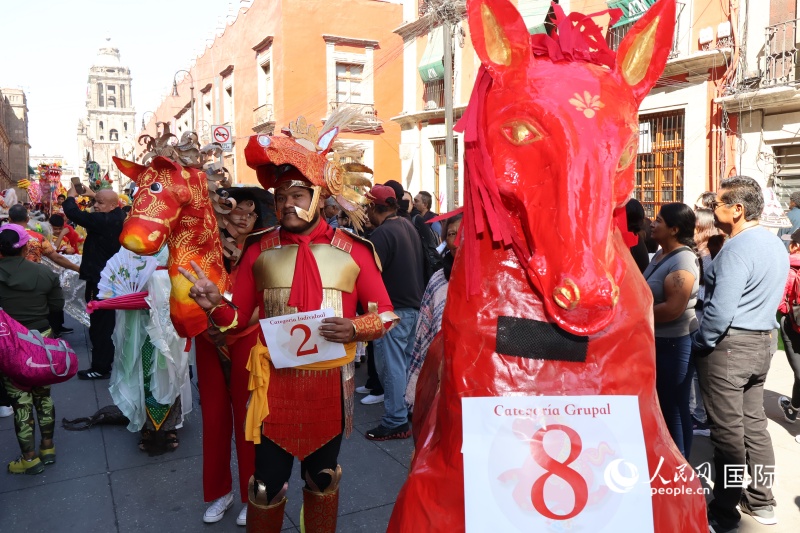 第八届”马年生肖装饰大赛”在墨西哥城热闹上演
