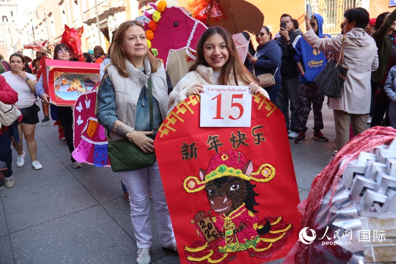 第八届”马年生肖装饰大赛”在墨西哥城热闹上演