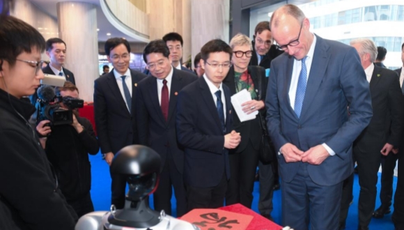 德国总理默茨在华参访企业：愿马年成为德中合作与发展之年“这太棒了！我认为这是未来的出行技术之一。”2月26日上午，在北京试乘新一代梅赛德斯-奔驰S级轿车、体验由梅赛德斯-奔驰与中国科技企业Momenta合作开发的城区及高速领航辅助驾驶系统后，德国总理默茨由衷赞叹。他说，很高兴看到德国制造商与中国技术之间的紧密融合。详情>