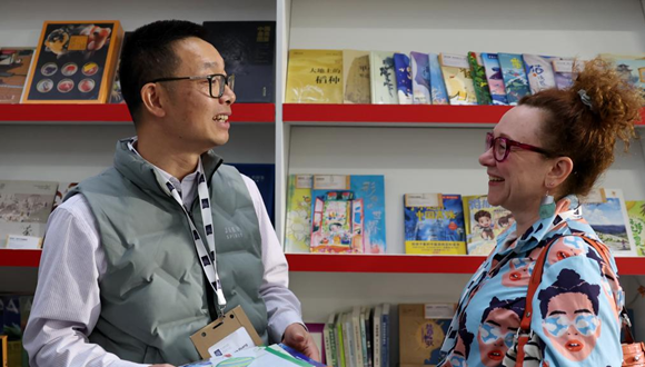 中国出版代表团亮相2026年伦敦书展为期3天的2026年伦敦书展3月10日在伦敦奥林匹亚展览中心开幕，吸引来自90多个国家和地区近千家展商和3万余名专业人士参加。中国出版代表团以“阅读中国”为主题集中亮相，带来4000余种图书，并围绕图书展陈、新书发布、作家对谈、版权合作等举办40余场活动。详情>