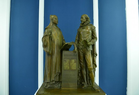 　　这是中国江西抚州汤显祖纪念馆陈列的汤显祖遇见莎士比亚铜像（2016年10月12日摄）。新华社记者 周密 摄