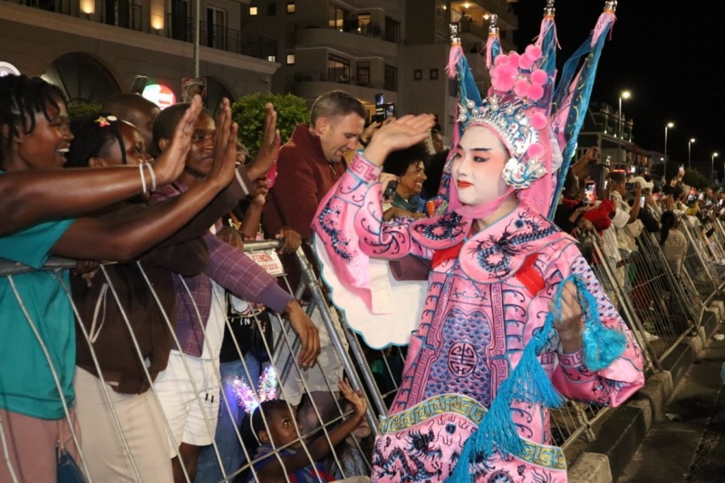 华人戏曲演员与沿途观众击掌。南非开普敦华星艺术团供图