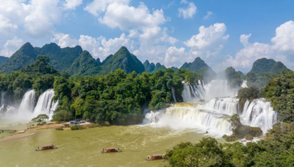 “跨境串门”成日常 中越文旅合作持续升温从口岸通关的高效便捷，到景区里的欢声笑语；从商铺间的商贸往来，到节庆中的民俗交融，中越边境线上的一幕幕鲜活场景，既是跨境文旅持续火热的生动写照，更是“邻里”相亲、民心相通的温情见证。详情>