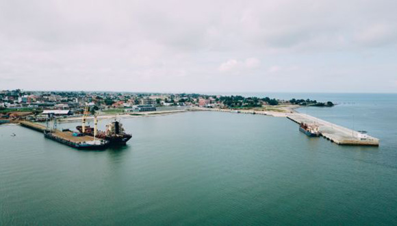 “小而美”项目助力安哥拉民生改善清晨，大西洋的海风拂过安哥拉海岸。在卡宾达港口码头，一艘艘新型双体客船整装待发；首都罗安达市郊凯兰巴新城的居民走出家门，开启一天的忙碌生活……近年来，中企承建一批“小而美”项目，精准助力当地破解发展瓶颈，既为安哥拉发展注入可持续的内生动力，也为南南合作写下“以民为本”的生动注脚。详情>