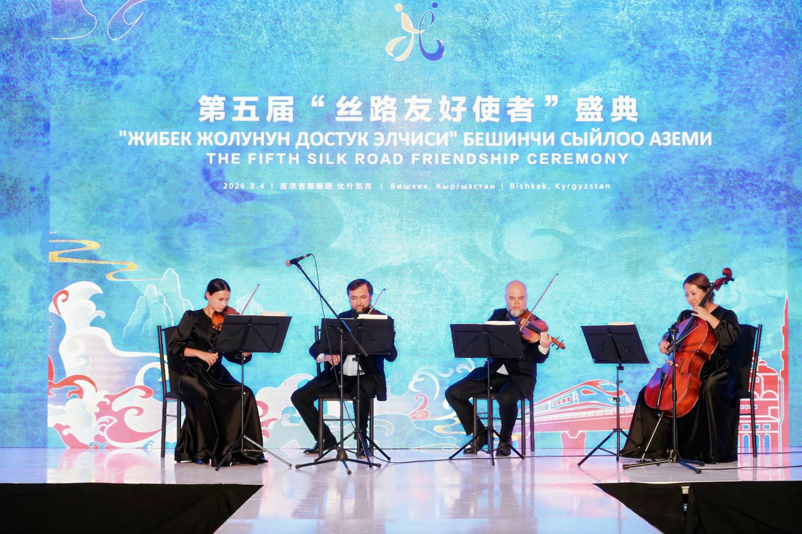 吉尔吉斯斯坦国家交响乐团现场演奏。