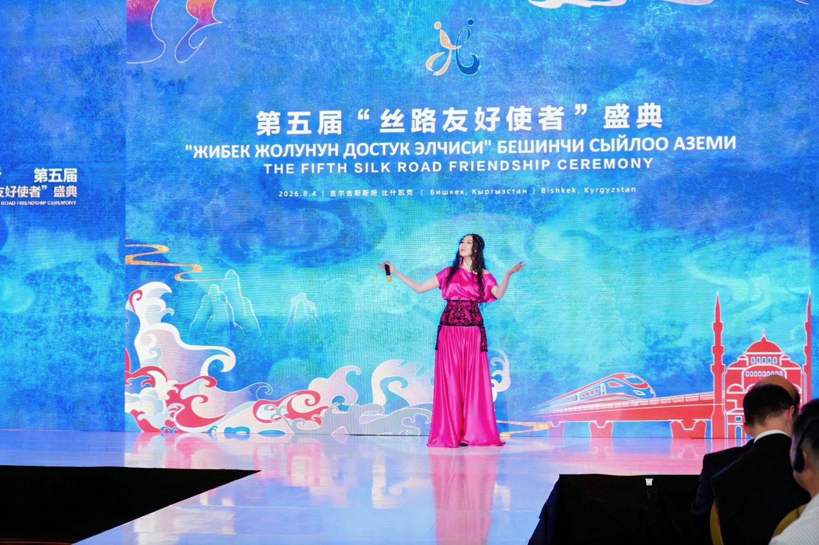吉尔吉斯斯坦著名女歌手卡内凯现场演唱《我的祖国》。