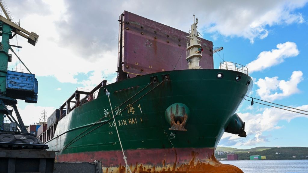 中国集装箱船首次成功抵达俄摩尔曼斯克港俄罗斯摩尔曼斯克海上贸易港20日举行首艘中国集装箱船靠港欢迎仪式，庆祝该港首条来自中国的集装箱航线顺利开通。这标志着通过北极航道连接中国沿海港口与俄北极圈内最大深水港的定期货物运输业务正式拉开序幕。详情>