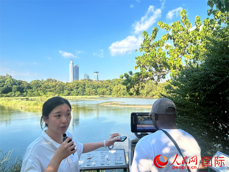 扫描二维码拍摄心仪的风景,照片随即免费传到手机。作者供图