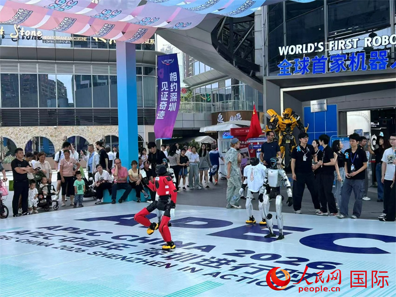 门店外的广场上,机器人们正在表演武术和舞蹈。作者供图