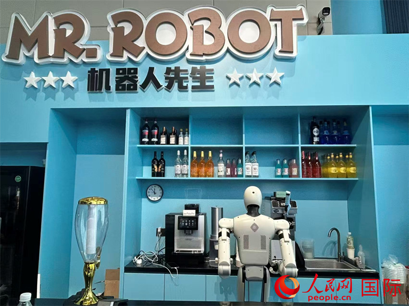 四楼餐厅里,咖啡师机器人正在制作咖啡。作者供图