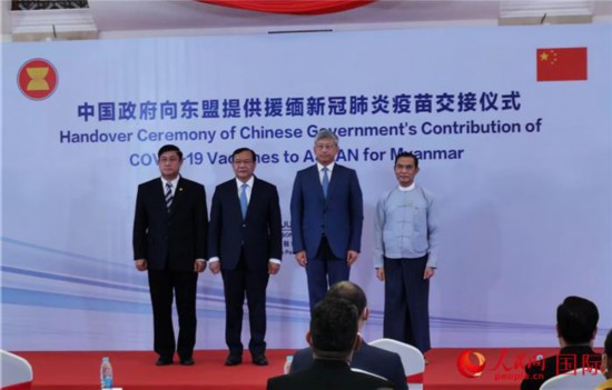 交接仪式后合影。人民网记者 李秉新摄