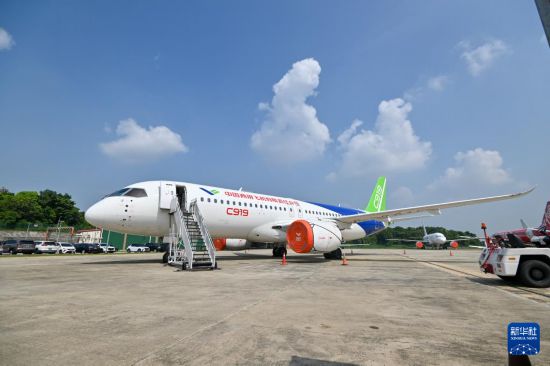   3月13日，中国国产商用飞机C919大飞机在马来西亚雪兰莪州的苏丹阿卜杜勒·阿齐兹·沙阿机场作静态展示。新华社发（张纹综摄）