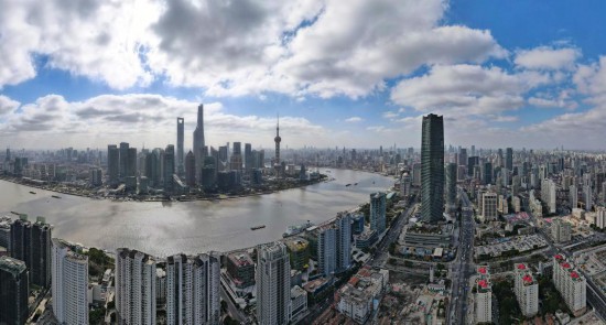 从上海虹口区北外滩空中俯瞰中国（上海）自由贸易试验区陆家嘴片区（2023年1月10日摄，无人机全景照片）。新华社记者方喆摄