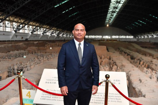 3月27日，阿迪昂在位于陕西西安的秦始皇兵马俑博物馆参观。新华社记者 张博文 摄
