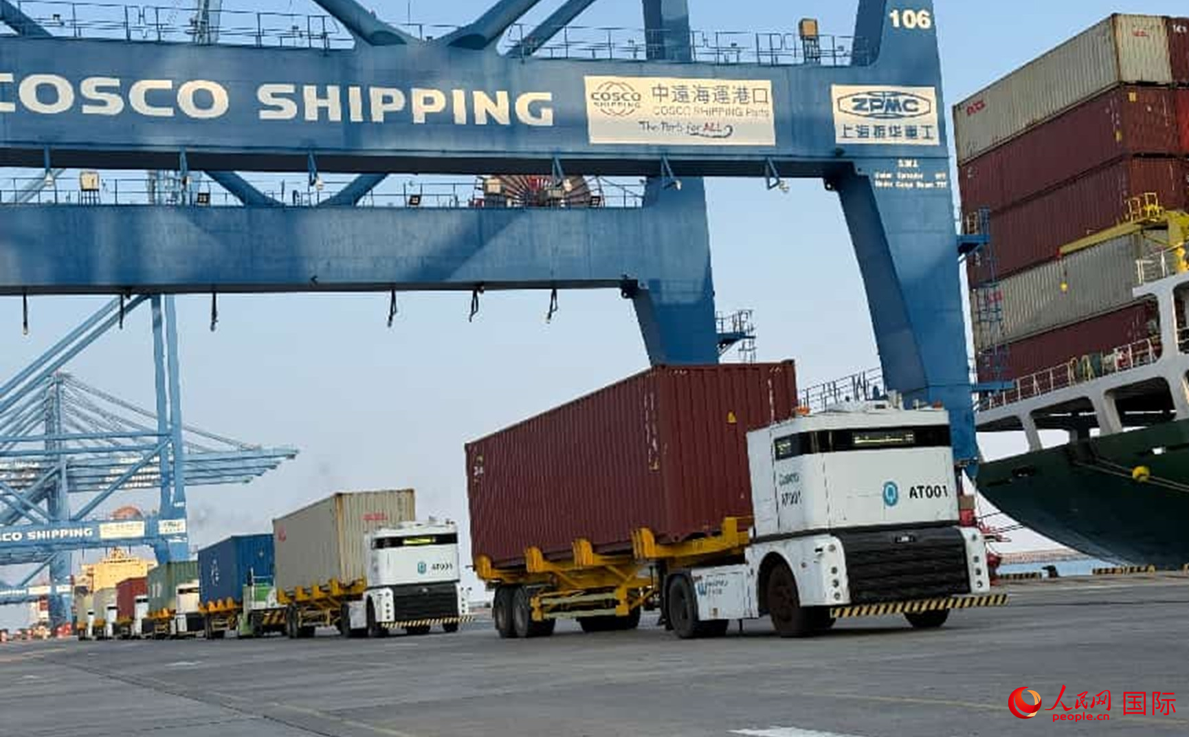 智能集装箱卡车正在等候装船。人民网记者 张志文摄