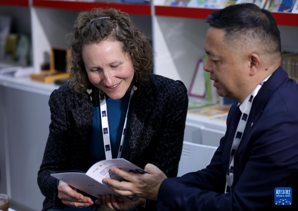 3月10日，人们在英国伦敦书展中国展区洽谈。新华社记者 李颖 摄